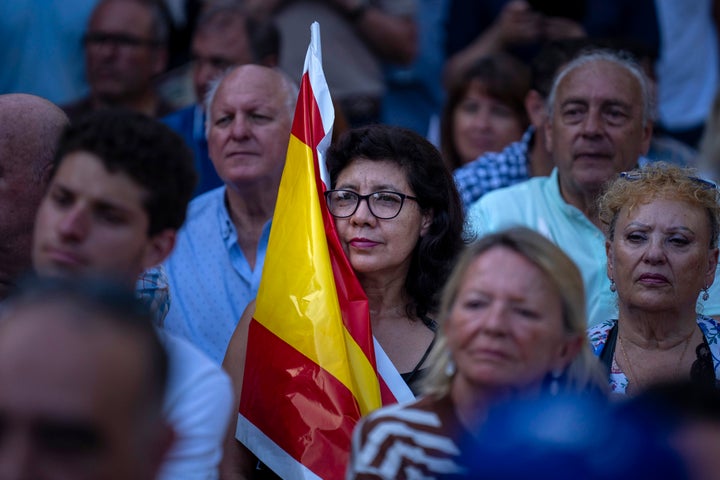 Les partisans du Parti populaire écoutent leur chef, Alberto Nunez Feijoo, lors d'un meeting de campagne à Barcelone, en Espagne, le lundi 17 juillet 2023. Les élections générales espagnoles du dimanche 23 juillet pourraient faire du pays le dernier membre de l'Union européenne à basculer vers la droite politique.  La plupart des sondages placent le Parti populaire de droite devant les socialistes, mais ont probablement besoin du soutien du parti d'extrême droite Vox pour former un gouvernement.  (AP Photo/Emilio Morenatti)