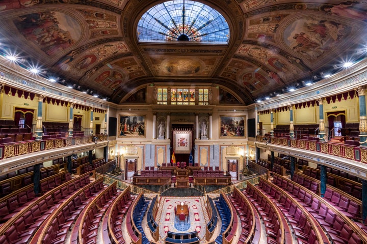 Sièges vides de la chambre basse du Parlement espagnol à Madrid, Espagne, mercredi 14 juin 2023. Les élections générales espagnoles du dimanche 23 juillet pourraient faire du pays le dernier membre de l'Union européenne à passer à la droite politique.  La plupart des sondages placent le Parti populaire de droite devant les socialistes, mais ont probablement besoin du soutien du parti d'extrême droite Vox pour former un gouvernement.  (AP Photo/Bernat Armangue)