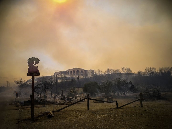 TOPSHOT - Cette photographie prise le 22 juillet 2023 montre les installations incendiées d'un hôtel du village de Kiotari sur l'île grecque de Rhodes.  Trois hôtels de la région de Kiotari ont été endommagés par l'incendie alors que les garde-côtes dirigent plus de 20 bateaux lors d'une évacuation d'urgence pour sauver des personnes de l'île grecque de Rhodes, où le feu fait rage depuis cinq jours.  (Photo par EUROKINISSI / Eurokinissi / AFP) (Photo par EUROKINISSI/Eurokinissi/AFP via Getty Images)