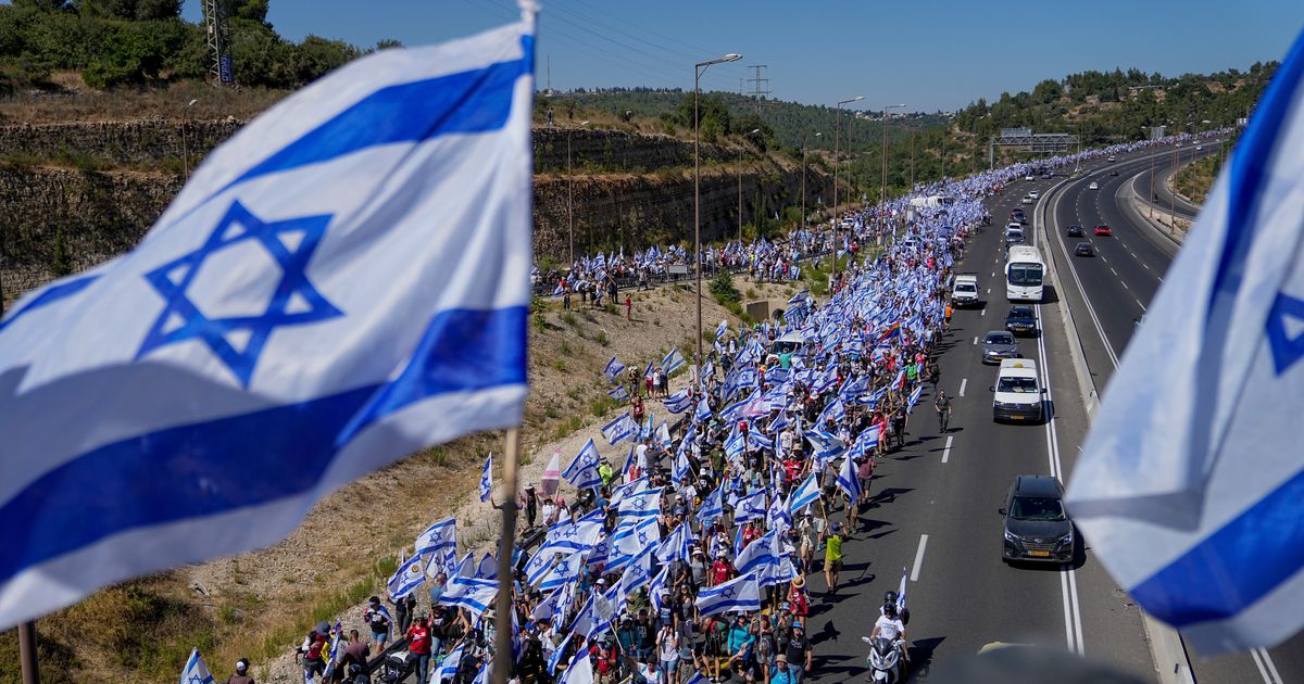 Des centaines de milliers de personnes défilent en Israël.  Les anciens chefs de la sécurité supplient Netanyahu d’arrêter la refonte juridique