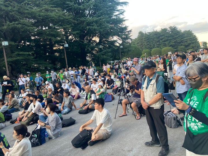 神宮外苑に集まった人たち