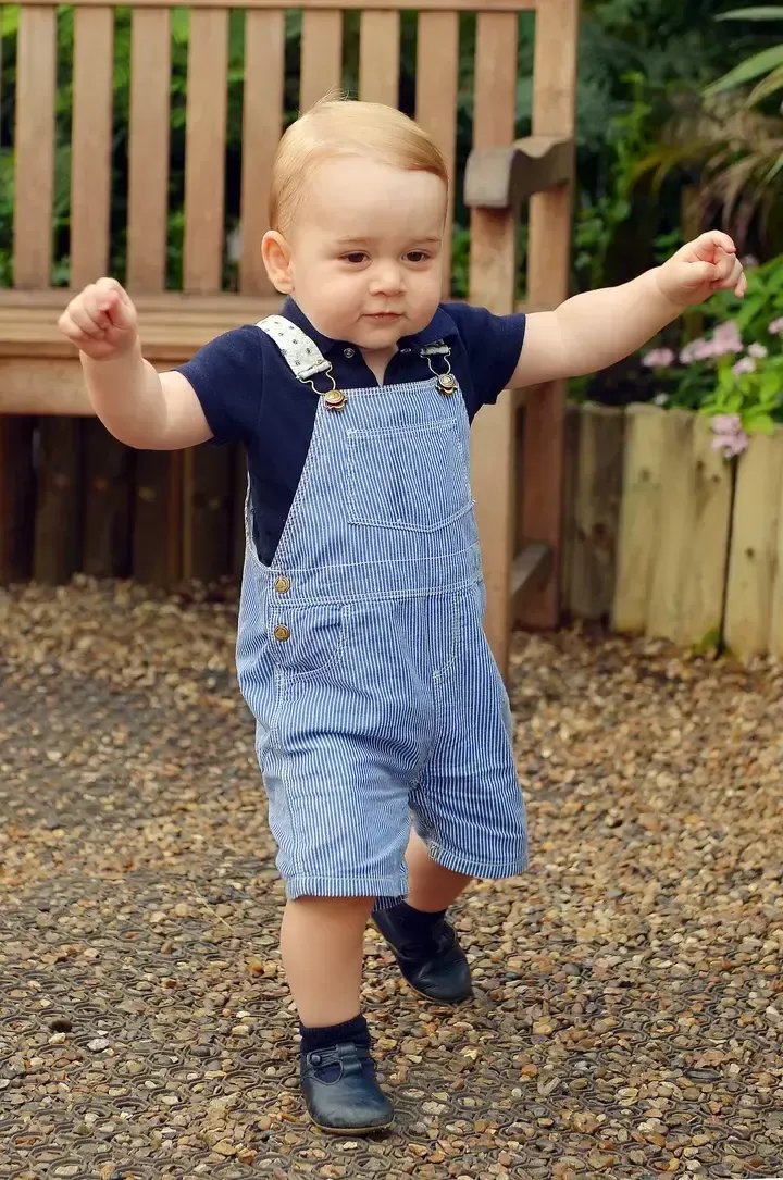 まもなく1歳を迎える頃のジョージ王子＝2014年7月
