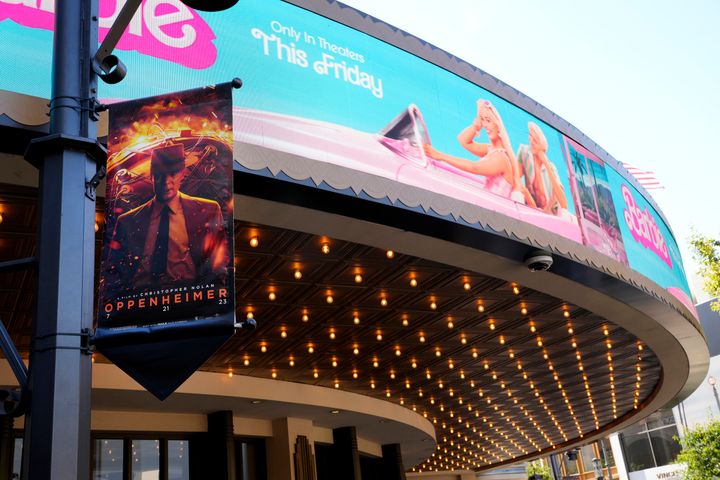 «Oppenheimer» και «Barbie» σε κινηματογράφο της αλυσίδας AMC Theaters στο Λος Άντζελες, 20 Ιουλίου 2023. (AP Photo/Chris Pizzello)
