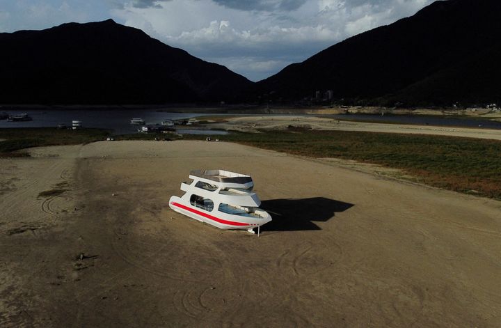 Μια βάρκα στέκεται στη μέση της τεχνητής λίμνης Λα Μπόκα, εξαιτίας της ξηρασίας στο βόρειο Μεξικό (Σαντιάγο).