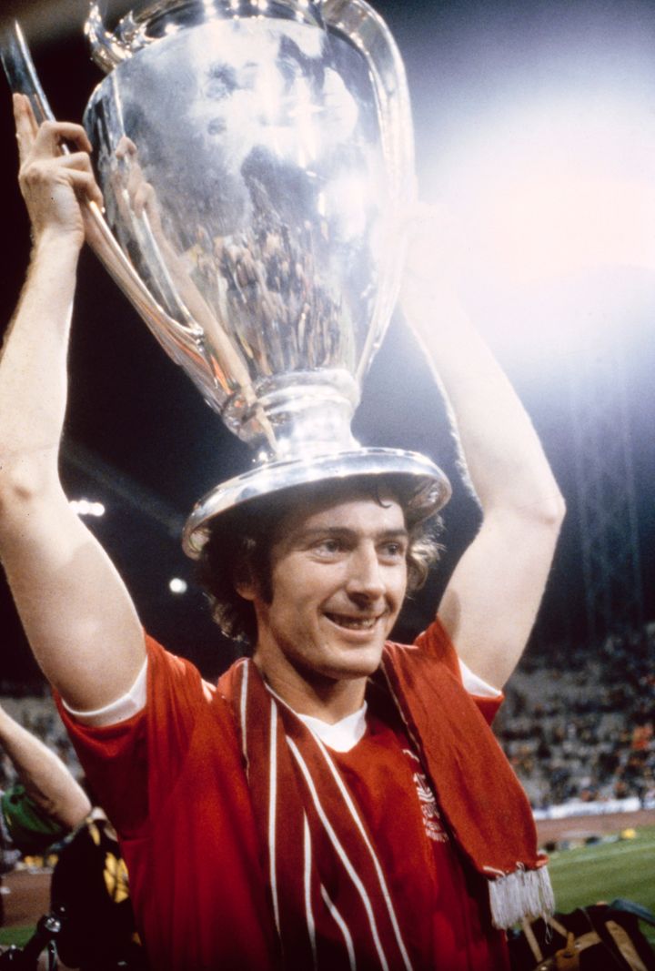 O Τρέβορ Φράνσις σηκώνει το τρόπαιο του Κυπέλλου Πρωταθλητριών (σ.σ Τσάμπιονς Λιγκ) μετά τον τελικό του 1979 μεταξύ της Νότιγχαμ Φόρεστ και της Μάλμε στο Ολυμπιακό Στάδιο στις 30 Μαΐου 1979 στο Μόναχο της Γερμανίας.