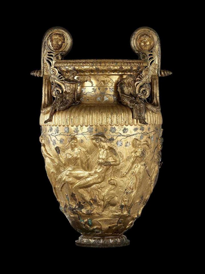 Ο μπρούντζινος Κρατήρας του Δερβενίου. Κεντρικές μορφές της ανάγλυφης παράστασης στο σώμα του αγγείου είναι ο Διόνυσος και η Αριάδνη σε σκηνή ιερού γάμου. 330-320 π.Χ.