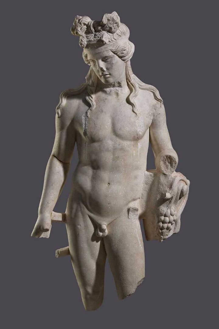 Μαρμάρινο άγαλμα του Διονύσου από τη Θεσσαλονίκη. Ο θεός εικονίζεται σε νεαρή ηλικία. 2ος αι. μ.Χ.