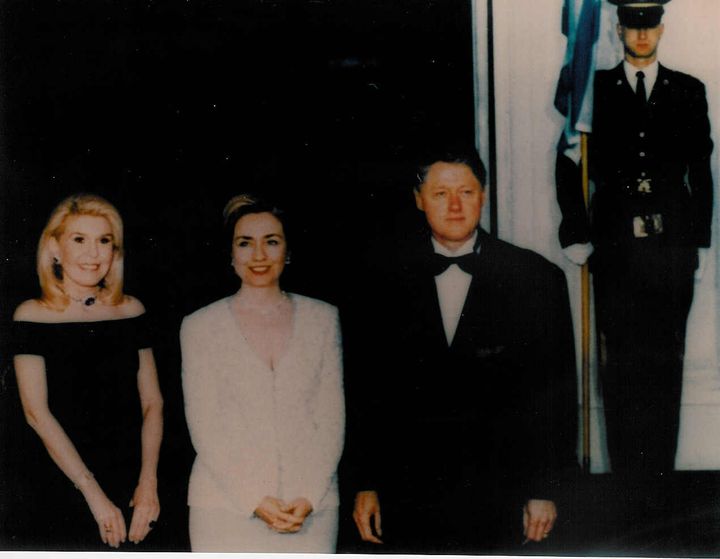 Με τους Μπίλ και Χίλαρι Κλίντον σε νεαρότερη ηλικία. 