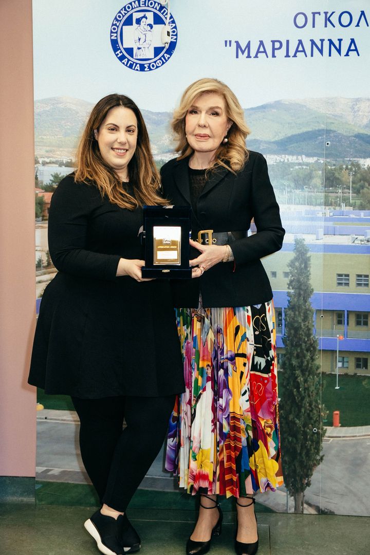 Με την διεθνούς φήμης ελληνίδα σχεδιάστρια, Μαίρη Κατράντζου, στο Ογκολογική Μονάδα Παίδων Μ. Βαρδινογιάννη το 2019