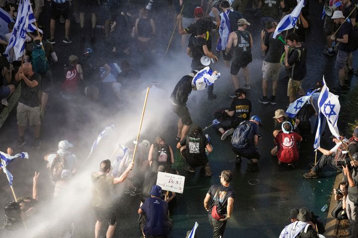 Η ισραηλινή αστυνομία χρησιμοποιεί κανόνι νερού για να διαλύσει διαδηλωτές που μπλοκάρουν δρόμο κατά τη διάρκεια διαμαρτυρίας για τα σχέδια της κυβέρνησης του πρωθυπουργού Μπενιαμίν Νετανιάχου να αναμορφώσει το δικαστικό σύστημα, στην Ιερουσαλήμ, Δευτέρα 24 Ιουλίου 2023. Οι Ισραηλινοί νομοθέτες ενέκριναν τη Δευτέρα ένα βασικό τμήμα του διχαστικού σχεδίου του πρωθυπουργού Μπενιαμίν Νετανιάχου για την αναμόρφωση του δικαστικού συστήματος της χώρας, παρά τις μαζικές διαδηλώσεις που έχουν αποκαλύψει πρωτοφανή ρήγματα στην ισραηλινή κοινωνία.