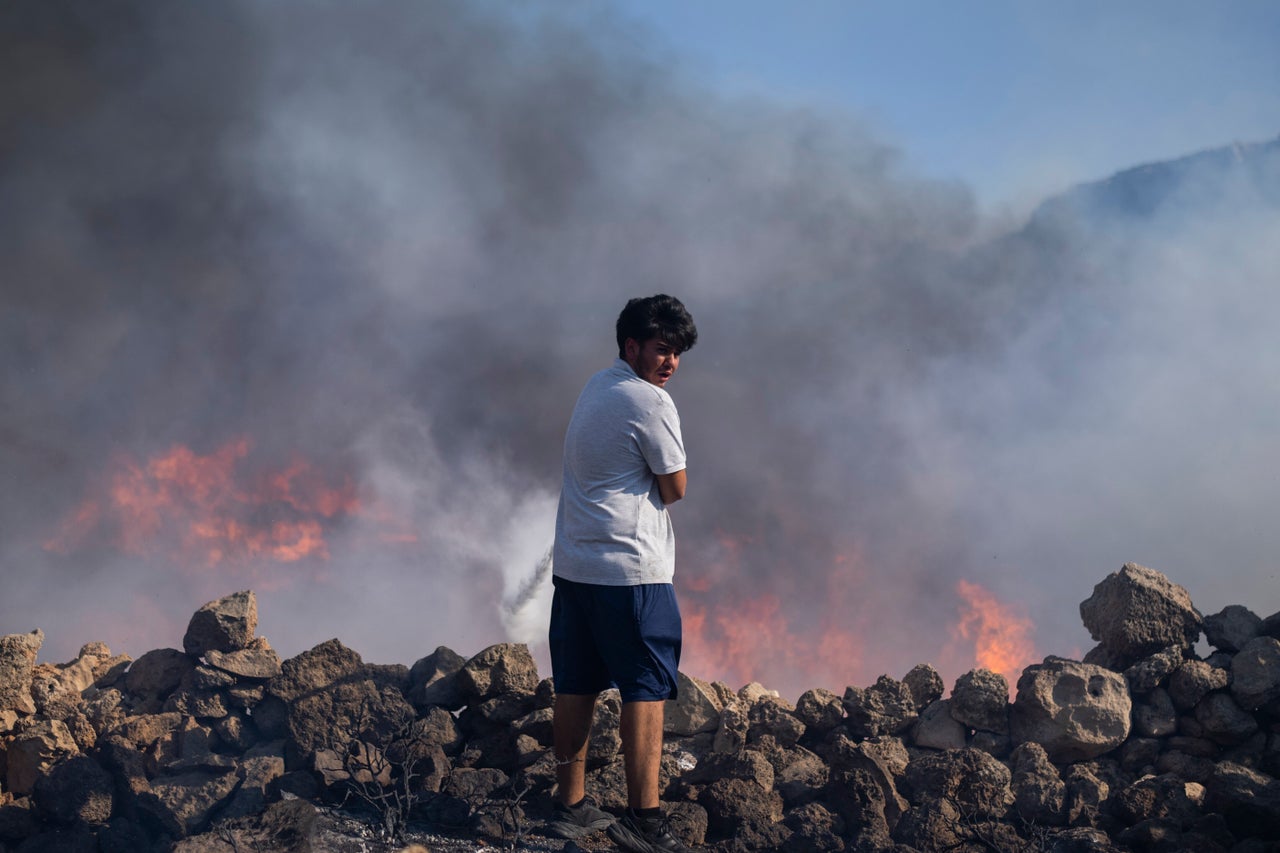 Ένας ακόμη άνδρας προσπαθεί να σβήσε εστία φωτιάς και αν και σε κάποιους η προσπάθεια μπορεί να μοιάσει μικρή, κάθε φορά που μια τέτοια εστία σβήνεται δεν της επιτρέπεται να μεγαλώσει, σημαίνει πως οι πυροσβέστες μπορούν απερίσπαστοι να συνεχίσουν το έργο τους στα επικίνδυνα μέτωπα