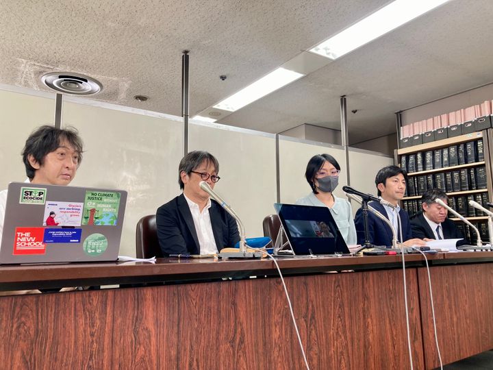 提訴の記者会見。（左から）原告の明日香壽川さん、竹内昌義さん、山崎 鮎美さん、大澤暁さん、山下幸夫弁護士（2023年7月25日）