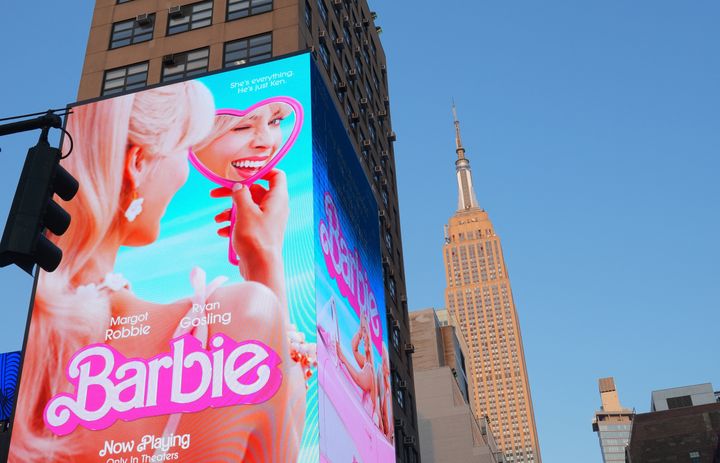 Ψηφιακή διαφήμιση της ταινίας Barbie σε γιαγαντοοθόνη - Νέα Υόρκη, 24 Ιουλίου 2023