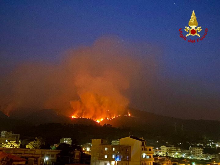 Αυτή η εικόνα που δημοσιεύθηκε από τους Ιταλούς πυροσβέστες δείχνει πυρκαγιές στην περιοχή του Παλέρμο στη Σικελία της Ιταλίας, Τρίτη 25 Ιουλίου 2023.