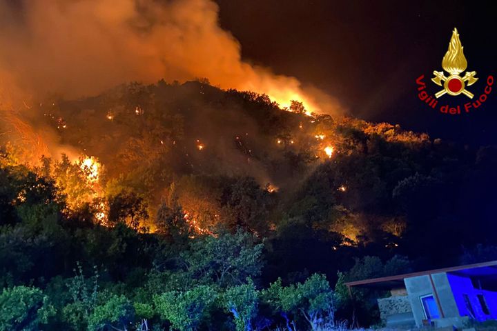 Φλόγες καίνε τη βλάστηση κοντά στο Curcuraci, στη Μεσσίνα, στη Σικελία, στη νότια Ιταλία, αργά τη Δευτέρα 24 Ιουλίου 2023.