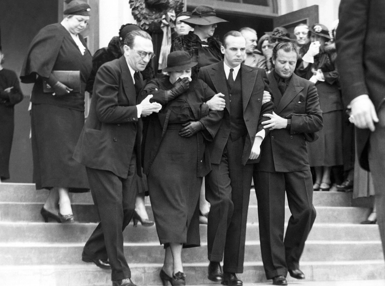 Παρά τις αντιρρήσεις των γιατρών ο Jackie Coogan,παρεβρέθηκε στην κηδεία του πατέρα του.