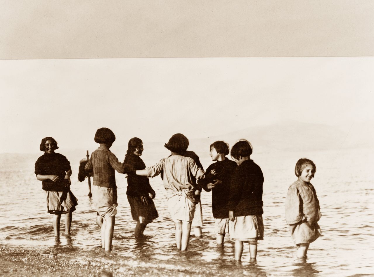 1915 Ορφανά παιδιά από την Αρμενία στον Μαραθώνα. Τα παιδιά τα είχε αναλάβει η Near East Relief. 