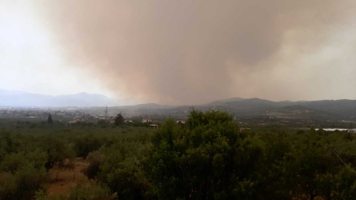 Καίγονται σπίτια στον Άγιο Γεώργιο Φερών