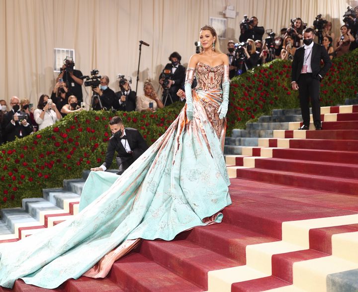 Blake Lively wears Atelier Versace and Lorraine Schwartz jewelry at The 2022 Met Gala celebrating In America: An Anthology of Fashion.