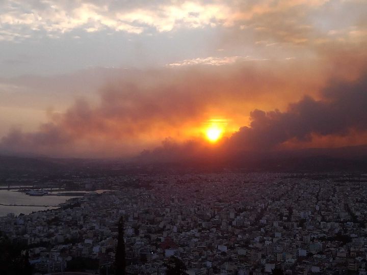 Τη δική τους μάχη με τις φωτιές στη Μαγνησία δίνουν οι εθελοντές, μεταξύ αυτών και ο κ. Βασίλης Ηλιόπουλος, που ανήρτησε μια φωτογραφία που συγκλονίζει. «Αν ο καπνός ήταν σύννεφα θα ήταν ένα όμορφο ηλιοβασίλεμα. Δυστυχώς είναι φωτιά με πολύ άσχημα αποτελέσματα παρόλες τις προσπάθειες Πυροσβεστών Εθελοντών και όλων που προσπαθούν να βοηθήσουν . Θα είμαστε όλοι έξω μέρα και νύχτα για να μειώσουμε τις συνέπειες» έγραψε.