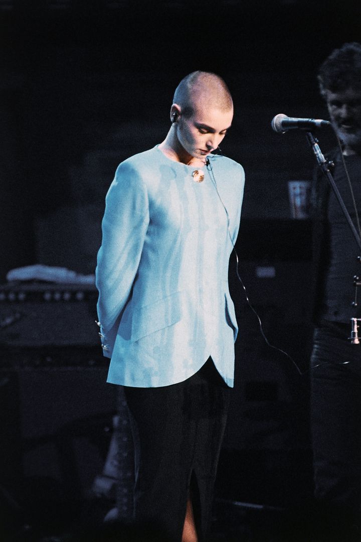 Sinead O’Connor stands alone amidst boos in 1992 in New York City.