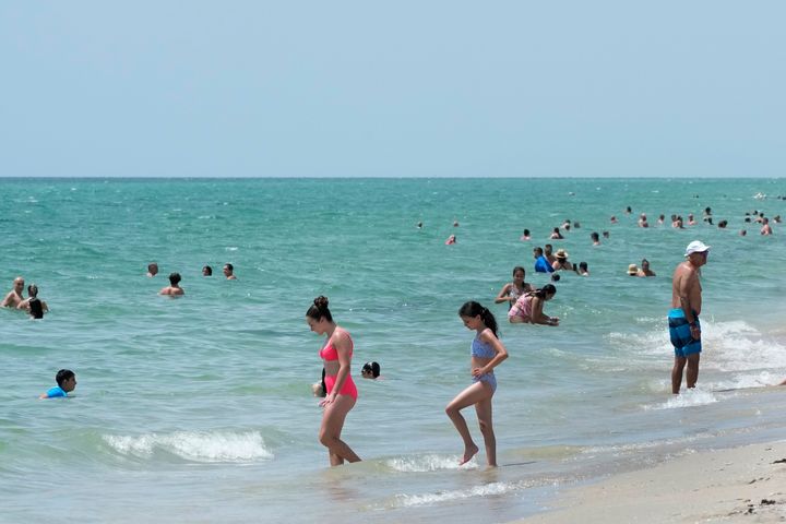 フロリダ州のビーチに集まった人たち（2023年7月10日）