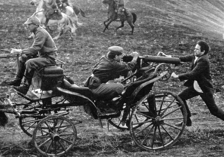 Ο Τζον Ρηντ – Γουόρεν Μπίτι– διασχίζει τρέχοντας το πεδίο της μάχης για να προφτάσει μία άμαξα γεμάτη με Κόκκινους Στρατιώτες και να τους βοηθήσει στη σύγκρουσή τους με τους εχθρούς του νέου επαναστατικού ρωσικού καθεστώτος, στην ταινία Reds (1981).
