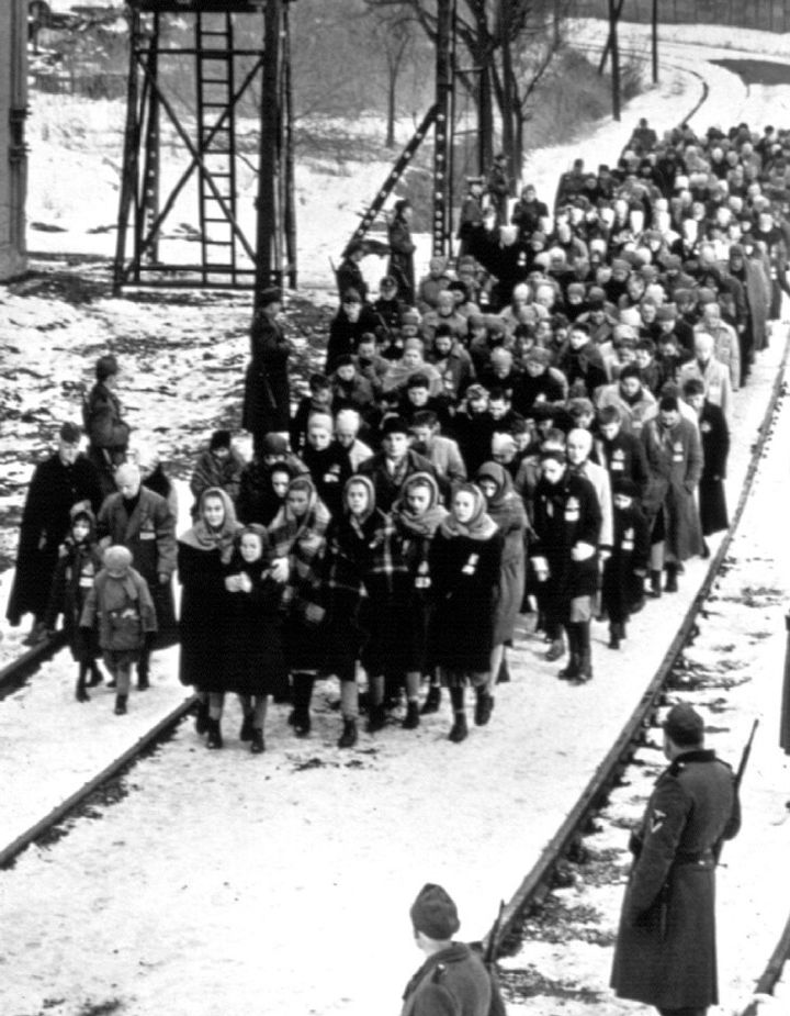 Εβραίοι από την Κρακοβία της Πολωνίας, που έχουν εκδιωχθεί από τα σπίτια τους, οδηγούνται προς τον σιδηροδρομικό σταθμό και τα τρένα τα οποία θα τους μεταφέρουν στα στρατόπεδα θανάτου, στην ταινία του Στίβεν Σπίλμπεργκ, Λίστα του Σίντλερ (Schindler’s List -1993).
