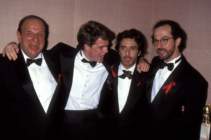 Από αριστερά: Μπο Γκόλντμαν, Κρις Ο’Ντονελ, Αλ Πατσίνο και ο σκηνοθέτης της ταινίας «Άρωμα Γυναίκας» Μάρτιν Μπρεστ (με τον οποίο ο Γκόλνταμ συνεργάστηκε ξανά στην ταινία «Συνάντησε τον Τζο Μπλακ», με τους Μπραντ Πιτ και Άντονι Χόπκινς). Χρυσές Σφαίρες, 23 Ιανουαρίου 1993, στο Beverly Hilton Hotel του Μπέβερλι Χιλς, Καλιφόρνια. (Photo by Ron Galella, Ltd./Ron Galella Collection via Getty Images)