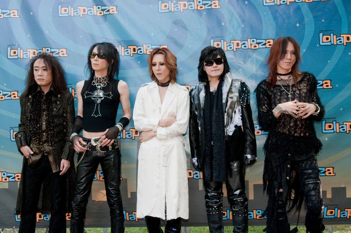 「X JAPAN」のメンバー。左からPata、Heath、Yoshiki、Toshl、Sugizo（2010年8月撮影）