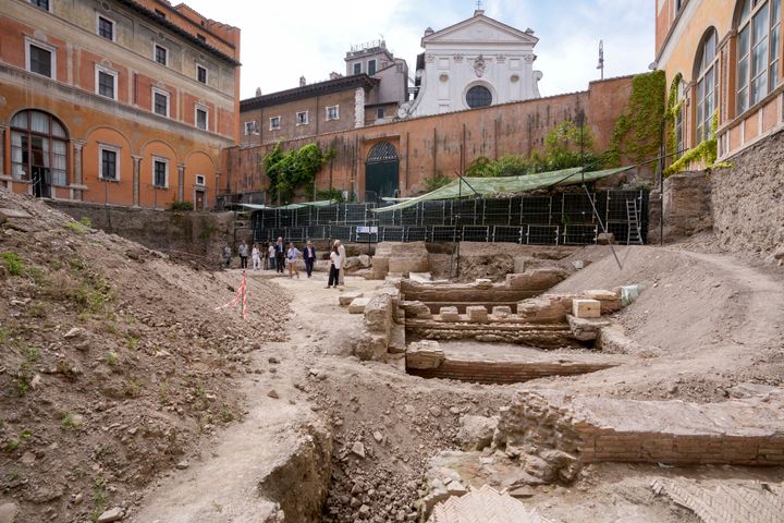 Ο χώρος ανασκαφής του θεάτρου του Ρωμαίου αυτοκράτορα Νέρωνα (1ος αιώνας μ. Χ.) με φόντο την εκκλησία του Santo Spirito in Sassia, Ρώμη, 26/7/2023.