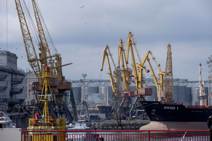 Γενική άποψη ενός τερματικού σταθμού σιτηρών, όπου η Ουκρανία μεταφέρει σιτάρι σύμφωνα με τη συμφωνία σιτηρών που έχει συνάψει με τη Ρωσία, στο λιμάνι της Οδησσού, Ουκρανία, 10 Απριλίου 2023. 