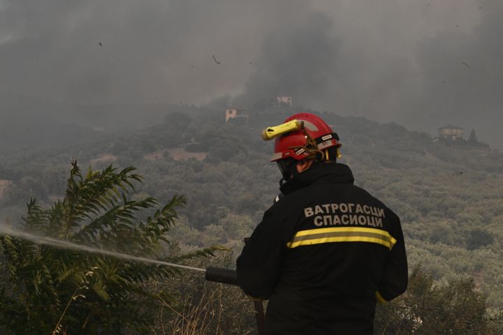 Μεγάλη αναζωπύρωση της πυρκαγιάς στην περιοχή της Νέας Αγχιάλου Μαγνησίας το απόγευμα της Πέμπτης 27 Ιουλίου 2023. Στη μάχη για την κατάσβεση της φωτιάς συμμετέχουν 5 πυροσβεστικά αεροσκάφη, 85 πυροσβεστικά οχήματα, 8 πεζοπόρα τμήματα, δεκάδες υδροφόρες του Δήμου Βόλου, αλλά και πολλές ιδιωτικές, καθώς και εκατοντάδες εθελοντές. (ΤΑΤΙΑΝΑ ΜΠΟΛΑΡΗ/EUROKINISSI)