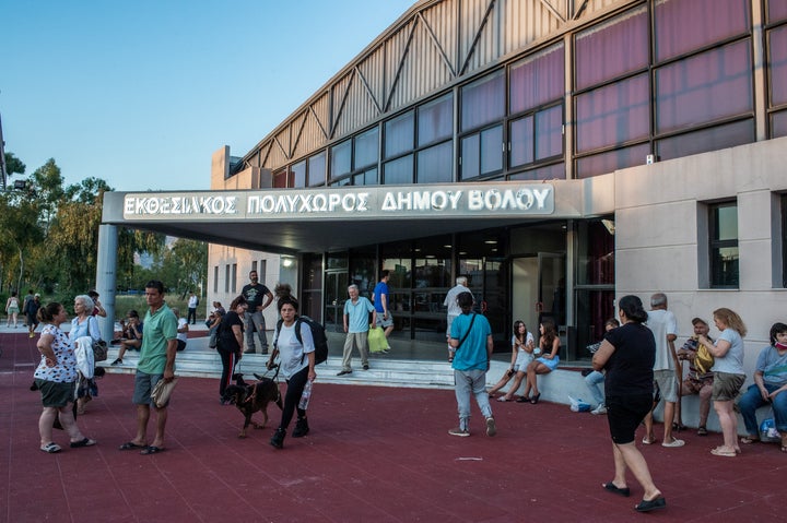 Στιγμιότυπο από τον Εκθεσιακό Πολυχώρο στο Πεδίον του Άρεως, στον Βόλο, όπου φιλοξενούνται όσοι έχουν εγκαταλείψει τα σπίτια τους ακολουθώντας τις οδηγίες της Πολιτικής Προστασίας για εκκένωση οικισμών στο νομό Μαγνησίας λόγω των πυρκαγιών, Πέμπτη 27 Ιουλίου 2023. (ΒΑΣΙΛΗΣ ΟΙΚΟΝΟΜΟΥ/EUROKINISSI)