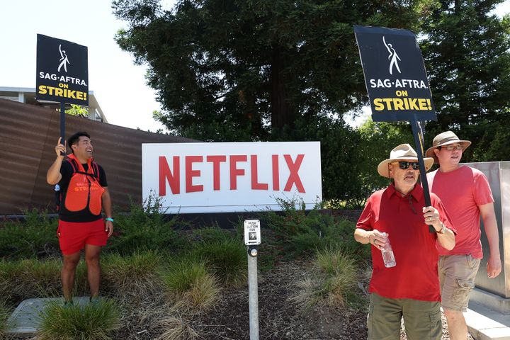 Netflix本社前でストライキを米映画俳優組合のメンバーたち＝2023年7月20日、アメリカ・カリフォルニア州