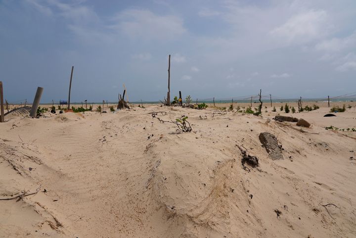 Μέρος ενός διχτυού σηματοδοτεί το σημείο όπου, σύμφωνα με αξιωματούχους και κατοίκους, τα σώματα των μεταναστών από αναποδογυρισμένες βάρκες που επιχειρούν το επικίνδυνο ταξίδι από τη Δυτική Αφρική στην Ισπανία, θάβονται σε τάφους στην παραλία χωρίς κάποιο διακριτικό (Σαιντ Λούις, Σενεγάλη)
