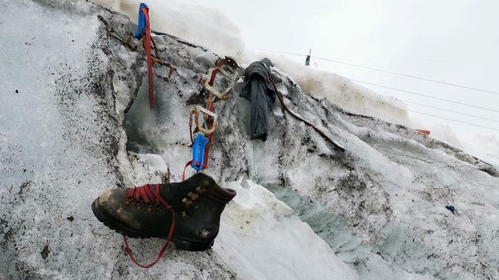 Μια μπότα που ανήκε σε έναν Γερμανό ορειβάτη ο οποίος εξαφανίστηκε ενώ έκανε πεζοπορία κατά μήκος του παγετώνα Theodul της Ελβετίας το 1986 απεικονίζεται στο Τσερμάτ της Ελβετίας, 12 Ιουλίου 2023.