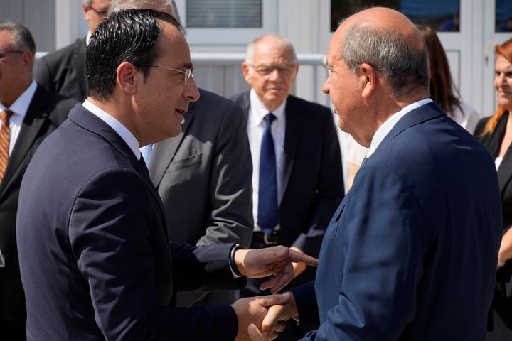 Ο πρόεδρος της Κύπρου Νίκος Χριστοδουλίδης, αριστερά, και ο Τουρκοκύπριος ηγέτης Ερσίν Τατάρ, σφίγγουν τα χέρια κατά την επίσκεψή τους στο ανθρωπολογικό εργαστήριο της Επιτροπής για τους Αγνοούμενους, ενός οργάνου που διευκολύνεται από τον ΟΗΕ και έχει αναλάβει να αποκαλύψει την τύχη των Ελληνοκυπρίων και Τουρκοκυπρίων που εξαφανίστηκαν κατά τη διάρκεια των διακοινοτικών συγκρούσεων τη δεκαετία του 1960 και της τουρκικής εισβολής του 1974.