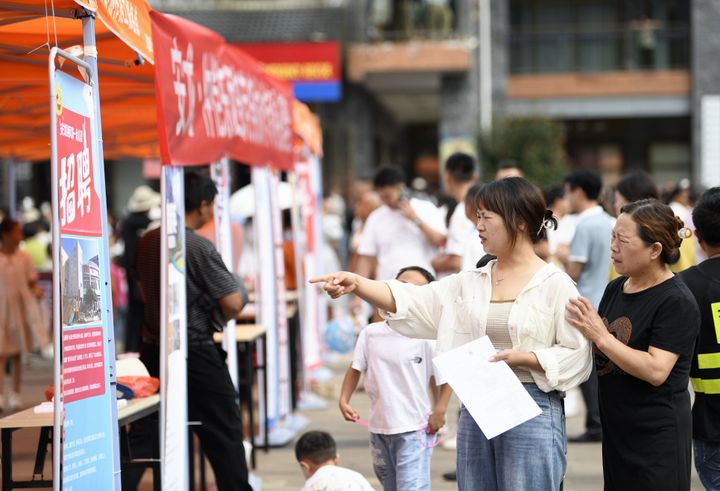 Νέοι αναζητούν θέσεις εργασίας σε μια έκθεση εργασίας στην κοινότητα στην επαρχία Guizhou της νοτιοδυτικής Κίνας (9/7/2023)