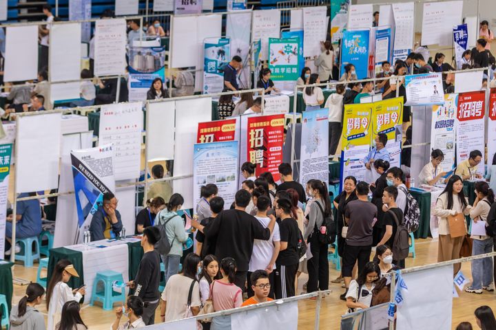 Φοιτητές αναζητούν ευκαιρίες απασχόλησης σε μια έκθεση εργασίας στο Πανεπιστήμιο Zhengzhou, της επαρχίας Χενάν της κεντρικής Κίνας.