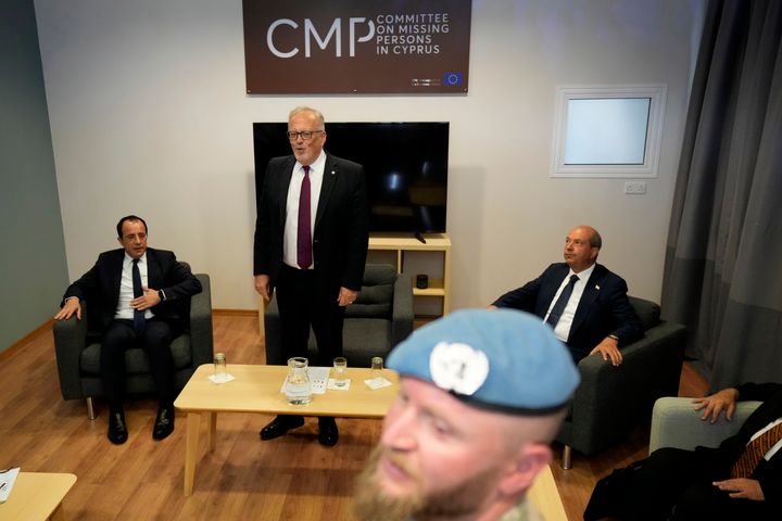 Ο Πολ Ανρί Αρνί, ένα από τα τρία μέλη της επιτροπής αγνοουμένων υπό την ηγεσία των Ηνωμένων Εθνών, στο κέντρο, συνομιλεί καθώς ο πρόεδρος της Κύπρου Νίκος Χριστοδουλίδης, αριστερά, και ο Τουρκοκύπριος ηγέτης Ερσίν Τατάρ, δεξιά, ακούν κατά τη διάρκεια της επίσκεψής τους στο ανθρωπολογικό εργαστήριο της επιτροπής αγνοουμένων