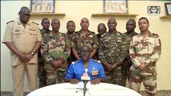 Ο εκπρόσωπος του στρατού του Νίγηρα, συνταγματάρχης Αμαντού Αμπνταραμάν , μιλάει κατά τη διάρκεια εμφάνισης στην εθνική τηλεόραση, μετά την κράτηση του προέδρου Μοαμέντ Μπαζού στο προεδρικό μέγαρο, στο Νιαμέι, Νίγηρας, 26 Ιουλίου 2023.