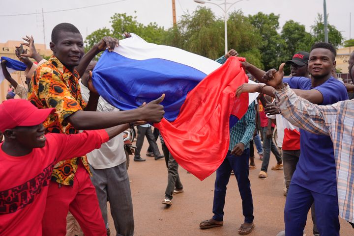 Υποστηρικτές των πραξικοπηματιών κρατούν μια ρωσική σημαία καθώς διαδηλώνουν στο Νιαμέι του Νίγηρα, Πέμπτη 27 Ιουλίου 2023.