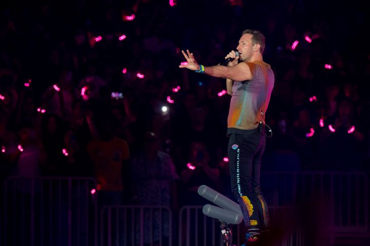 Ο Κρις Μάρτιν των Coldplay στο stage, Ιούνιος 2022, Ατλάντα. (Photo by Paul R. Giunta/Invision/AP)