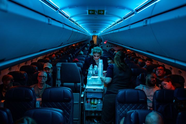 Οι αεροσυνοδοί της Delta φέρονται να άφησαν τον μεθυσμένο επιβάτη να αποβιβαστεί από το αεροπλάνο χωρίς να καλέσουν τις αρχές.