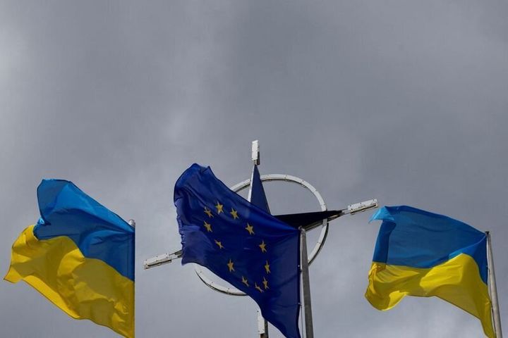 FILE PHOTO: National flags of Ukraine and European Union rise in front of the NATO emblem, amid Russia's attack on Ukraine, in central Kyiv, Ukraine July 11, 2023. REUTERS/Valentyn Ogirenko/File Photo