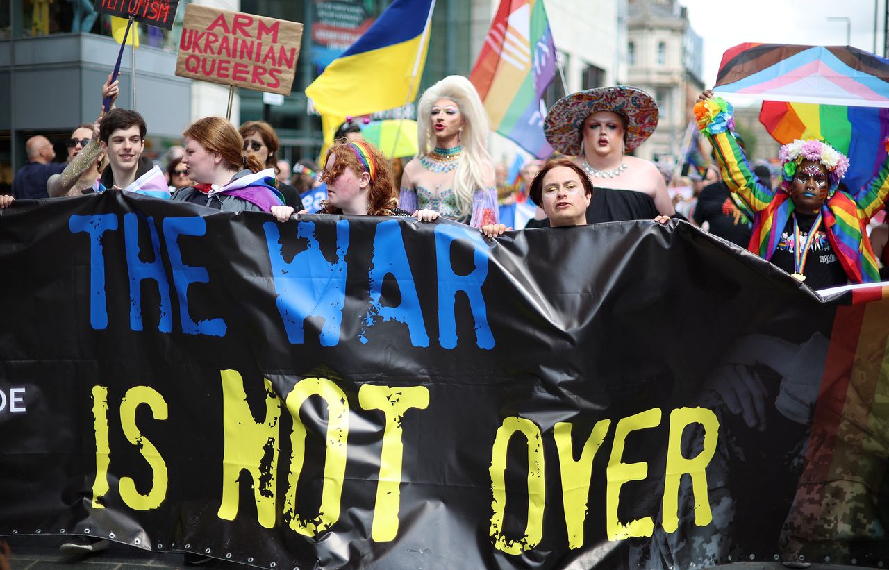 Άνθρωποι κρατούν ένα αντιπολεμικό πανό καθώς συμμετέχουν στην πορεία υπερηφάνειας στο Λίβερπουλ της Βρετανίας, 29 Ιουλίου 2023.