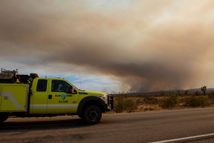 Ένα πυροσβεστικό όχημα κατευθύνεται προς την πυρκαγιά της Υόρκης την Κυριακή, 30 Ιουλίου 2023, στο Εθνικό Πάρκο Μοχάβε της Καλιφόρνια. Τεράστια πυρκαγιά ξέσπασε στη Νεβάδα εν μέσω επικίνδυνα υψηλών θερμοκρασιών, ενώ μένονται ισχυροί άνεμοι.(AP Photo/Ty O'Neil)