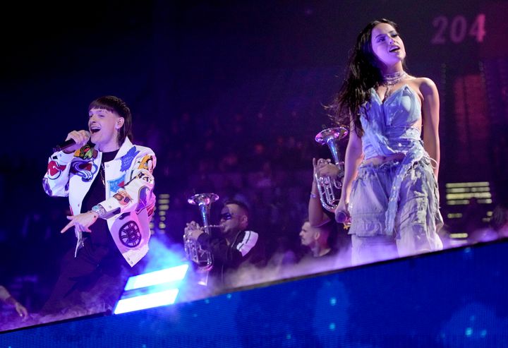 Ο Peso Pluma, αριστερά, και η Becky G εμφανίζονται στα Latin American Music Awards, στο Λας Βέγκας (Απρίλιος 2023)