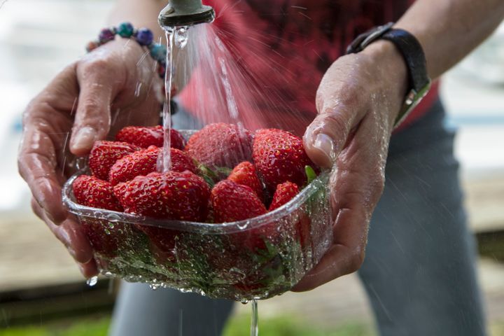 Porous fruits like strawberries should be well rinsed before being consumed.